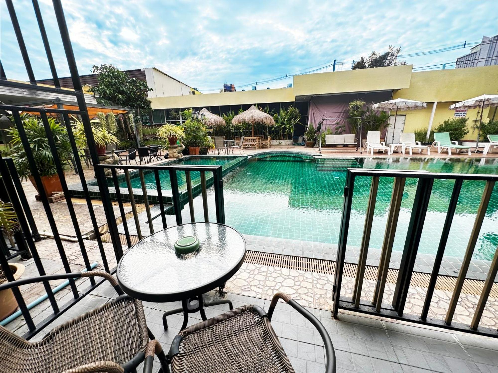 Anantra Pattaya Resort Exteriör bild